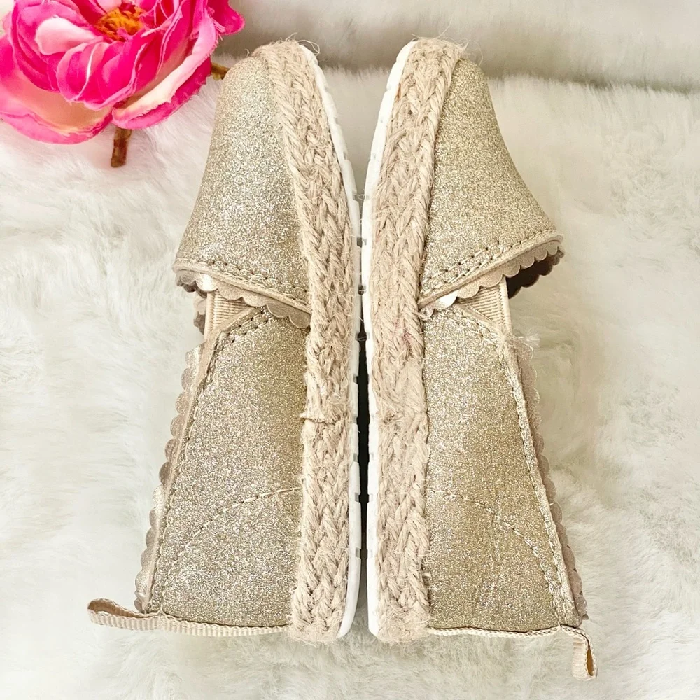 New no tags OSH KOSH B’GOSH GOLD SPARKLY TODDLER SHOES. Wear with dress or jeans